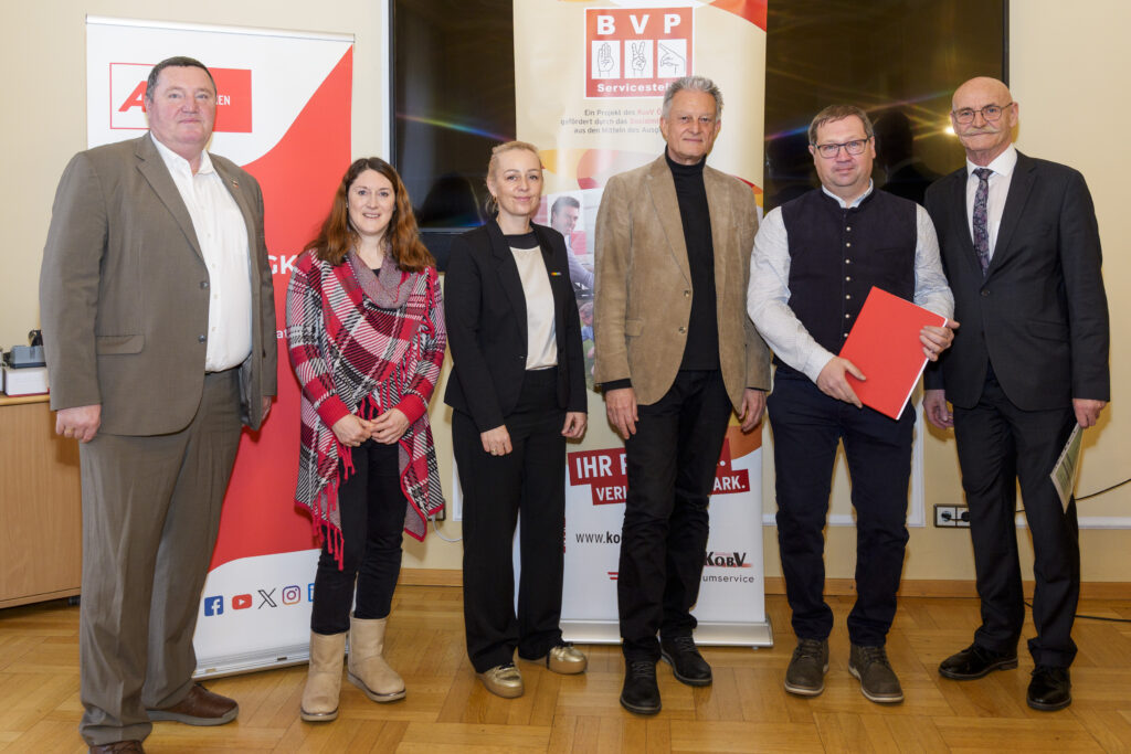 Gruppenfoto mit sechs Personen, von denen eine ein Zertifikat in der Hand hat.