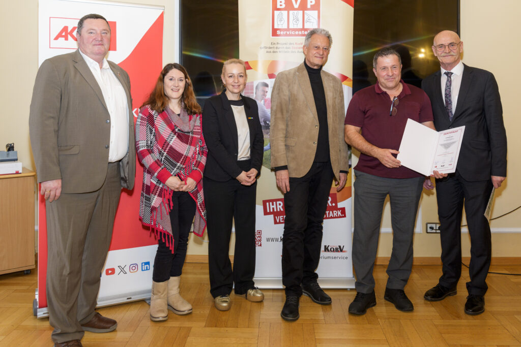 Gruppenfoto mit sechs Personen, von denen eine ein Zertifikat in der Hand hat.
