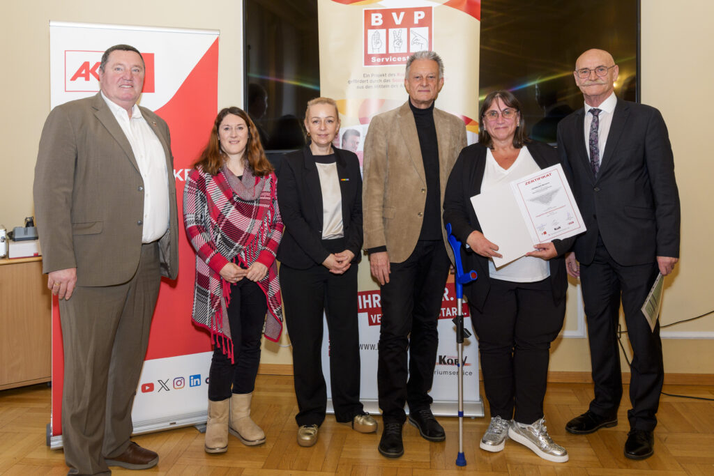 Gruppenfoto mit sechs Personen, von denen eine ein Zertifikat in der Hand hat.