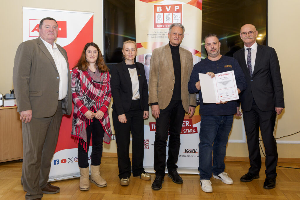 Gruppenfoto mit sechs Personen, von denen eine ein Zertifikat in der Hand hat.