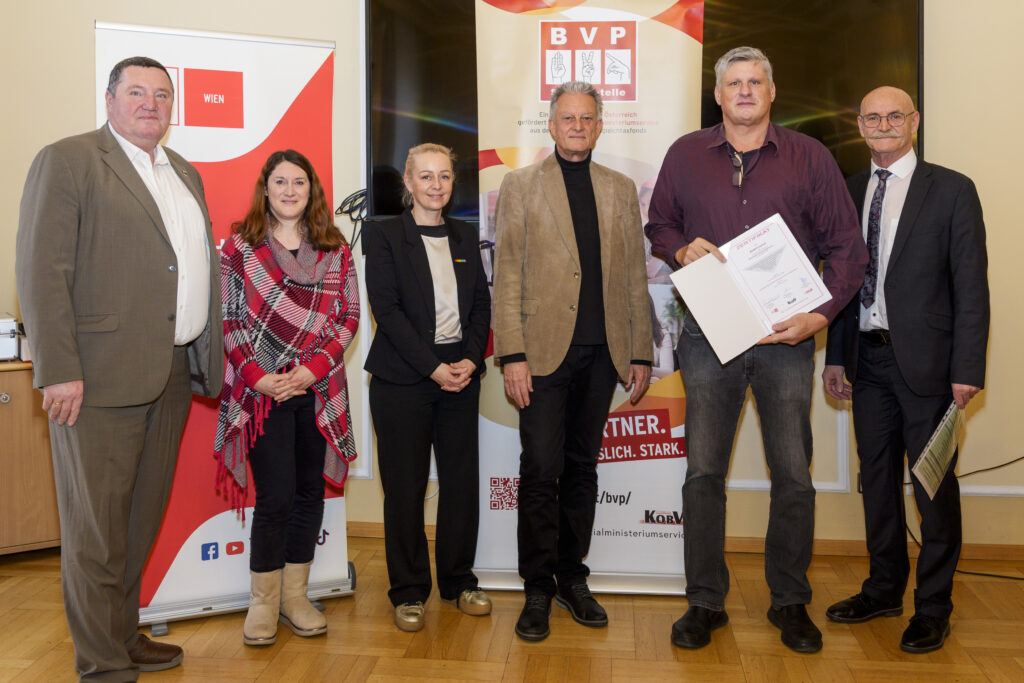 Gruppenfoto mit sechs Personen, von denen eine ein Zertifikat in der Hand hat.