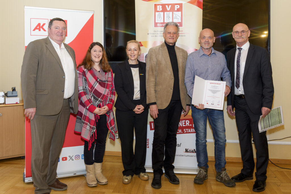 Gruppenfoto mit sechs Personen, von denen eine ein Zertifikat in der Hand hat.