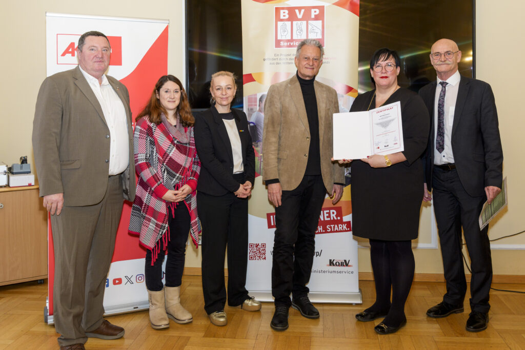 Gruppenfoto mit sechs Personen, von denen eine ein Zertifikat in der Hand hat.