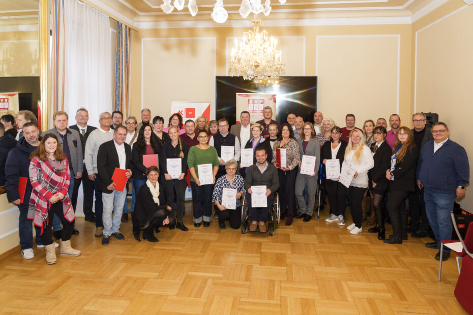 Gruppenfoto mit rund 40 Menschen, die ein Zertifikat in der Hand halten.