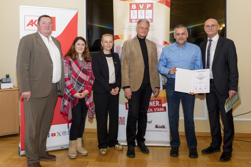 Gruppenfoto mit sechs Personen, von denen eine ein Zertifikat in der Hand hat.