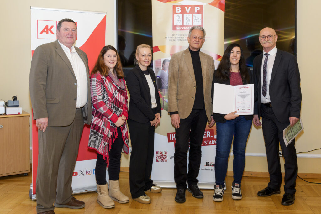 Gruppenfoto mit sechs Personen, von denen eine ein Zertifikat in der Hand hat.