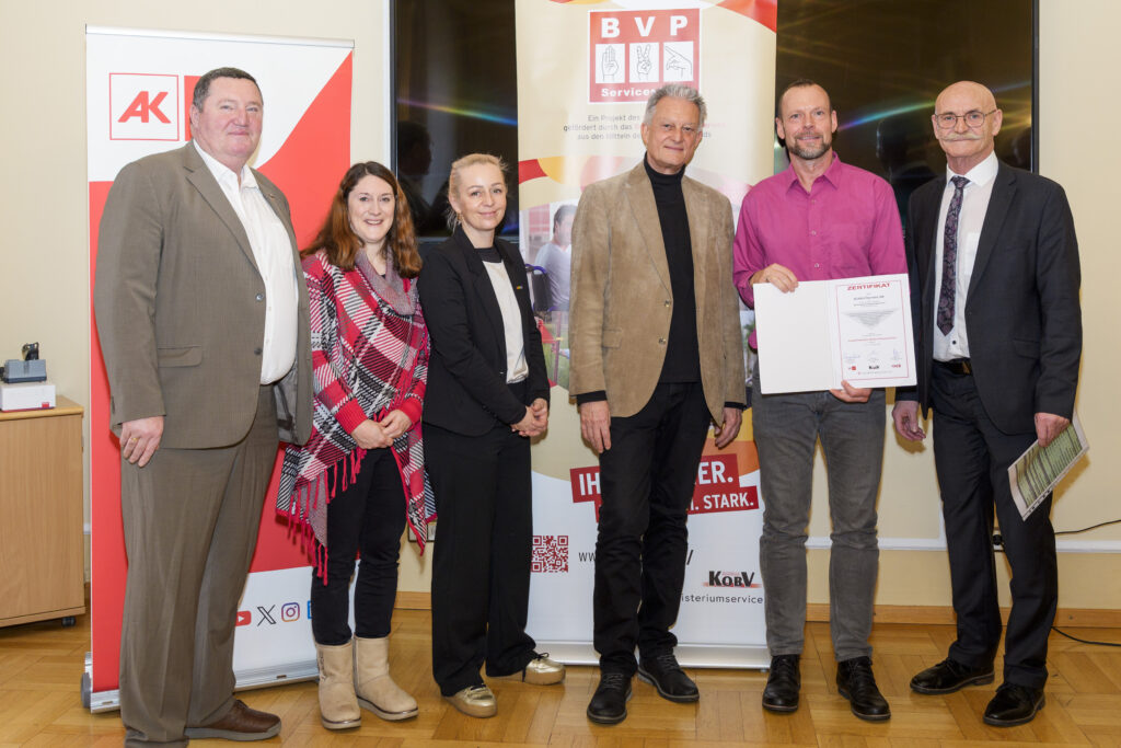 Gruppenfoto mit sechs Personen, von denen eine ein Zertifikat in der Hand hat.