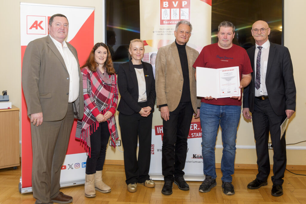 Gruppenfoto mit sechs Personen, von denen eine ein Zertifikat in der Hand hat.