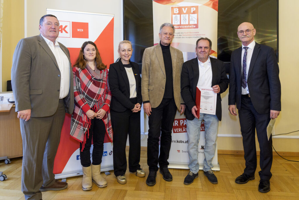 Gruppenfoto mit sechs Personen, von denen eine ein Zertifikat in der Hand hat.