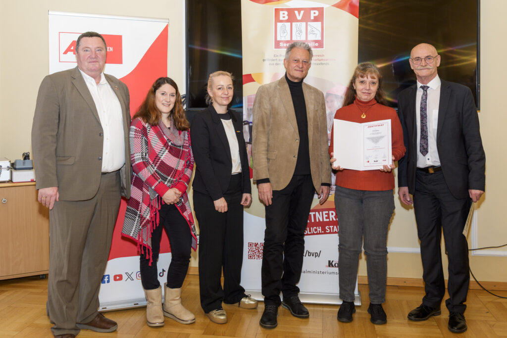 Gruppenfoto mit sechs Personen, von denen eine ein Zertifikat in der Hand hat.
