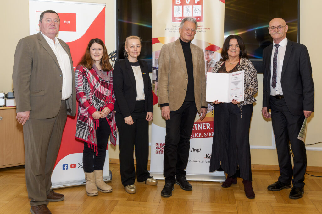 Gruppenfoto mit sechs Personen, von denen eine ein Zertifikat in der Hand hat.