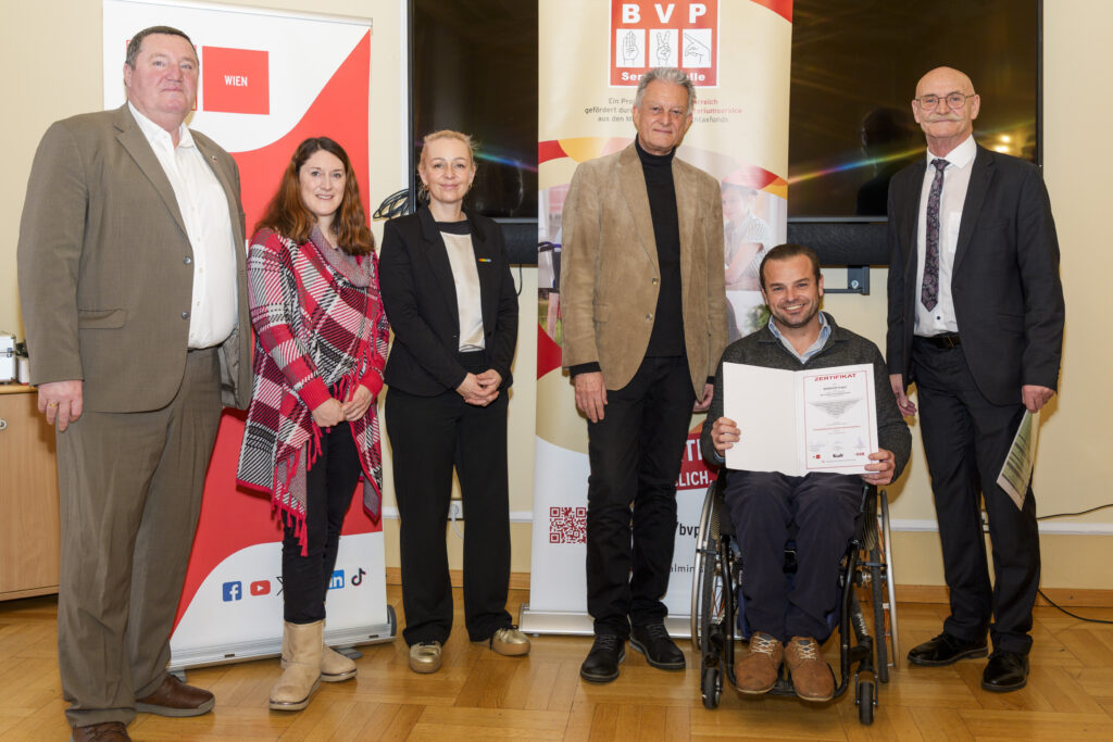 Gruppenfoto mit sechs Personen, von denen eine ein Zertifikat in der Hand hat.