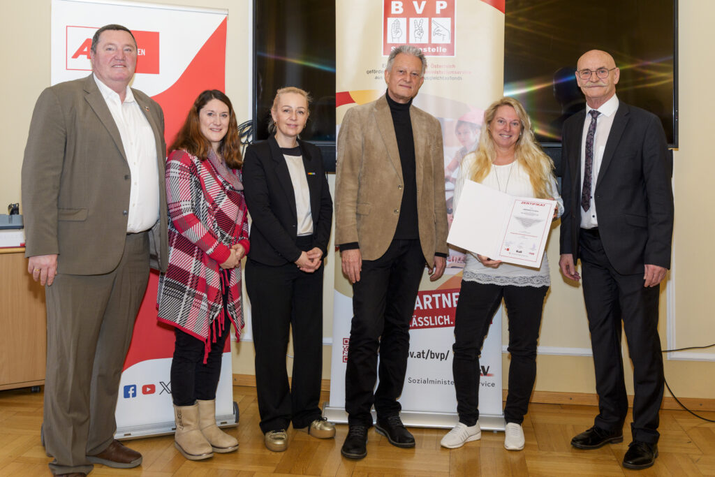 Gruppenfoto mit sechs Personen, von denen eine ein Zertifikat in der Hand hat.