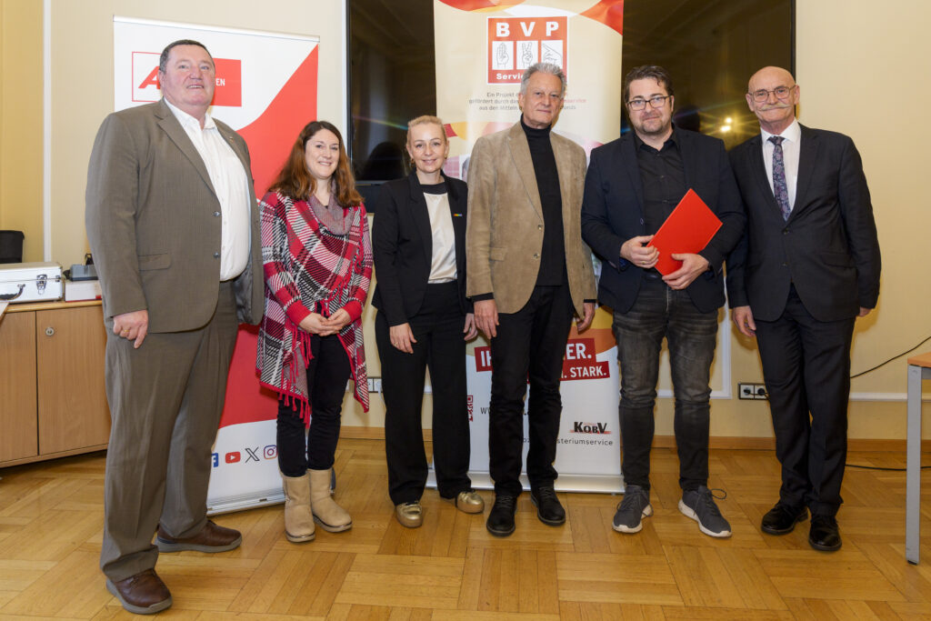 Gruppenfoto mit sechs Personen, von denen eine ein Zertifikat in der Hand hat.