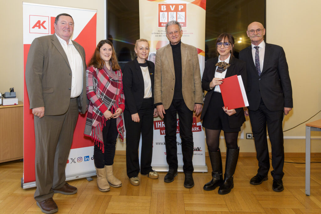 Gruppenfoto mit sechs Personen, von denen eine ein Zertifikat in der Hand hat.