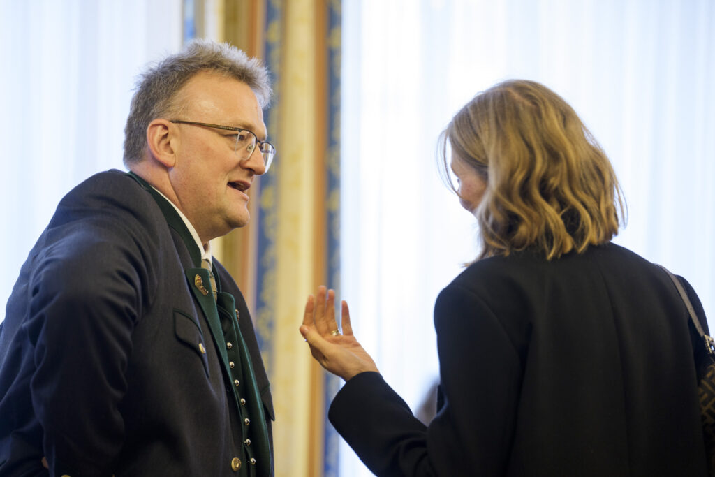 EIn Mann und eine Frau unterhalten sich.