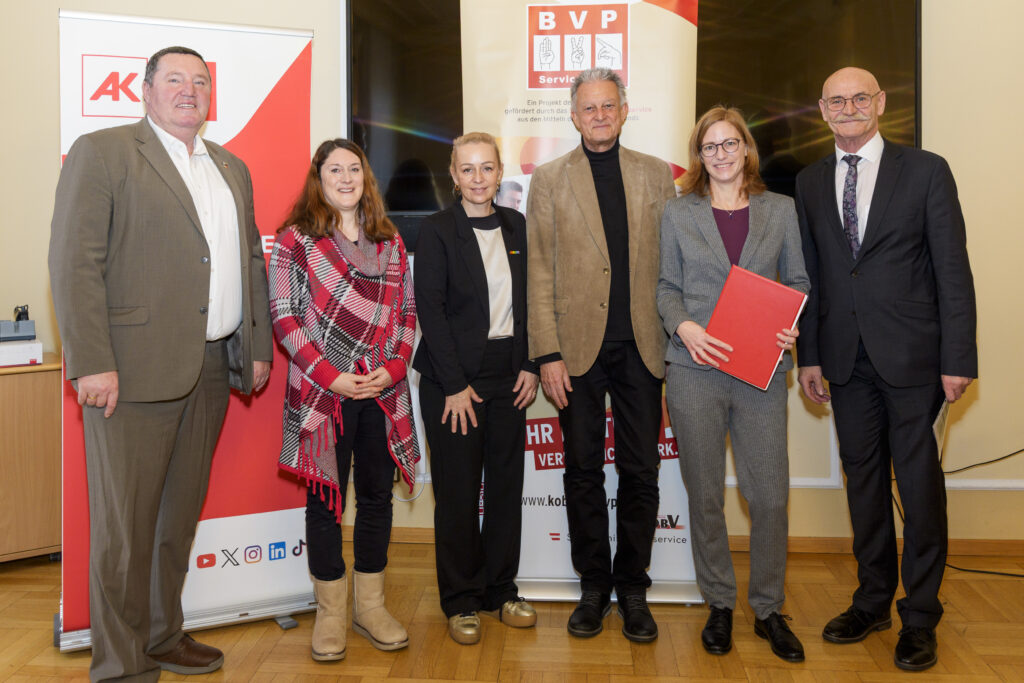 Gruppenfoto mit sechs Personen, von denen eine ein Zertifikat in der Hand hat.
