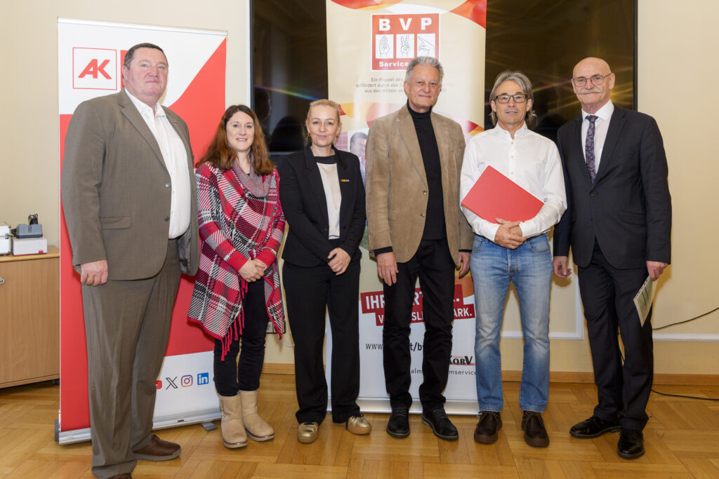 Gruppenfoto mit sechs Personen, von denen eine ein Zertifikat in der Hand hat.