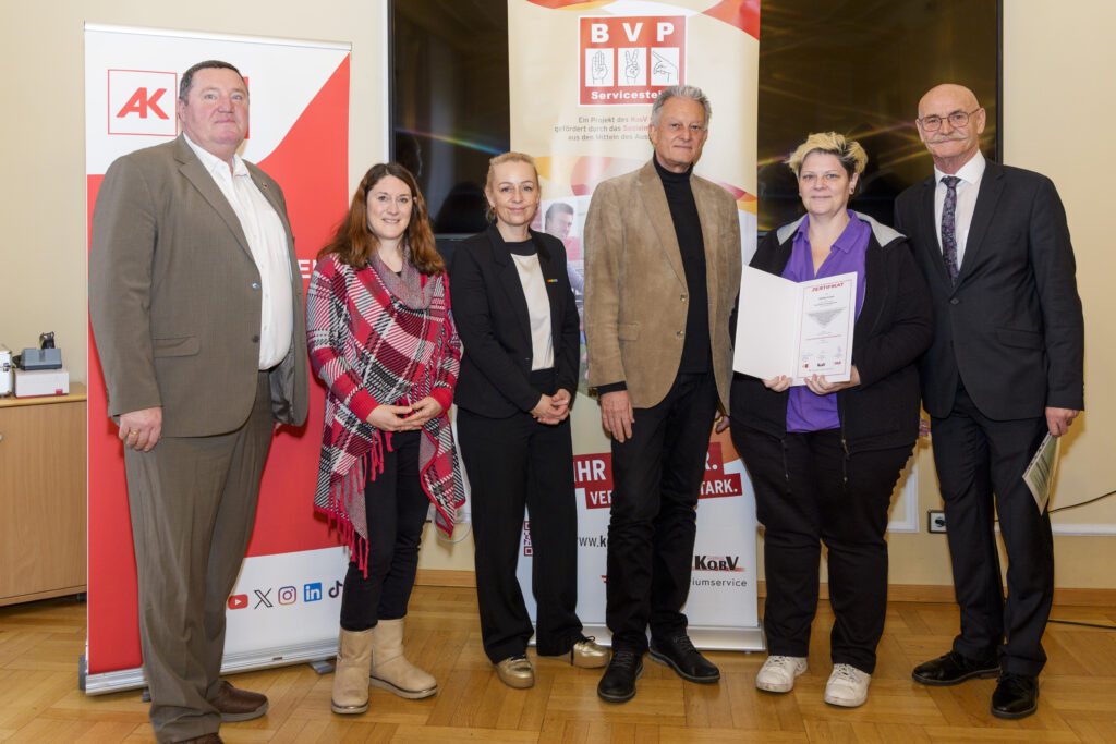 Gruppenfoto mit sechs Personen, von denen eine ein Zertifikat in der Hand hat.