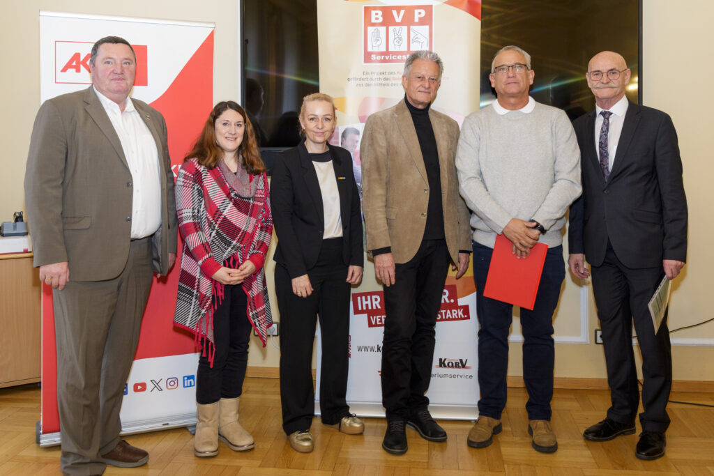 Gruppenfoto mit sechs Personen, von denen eine ein Zertifikat in der Hand hat.